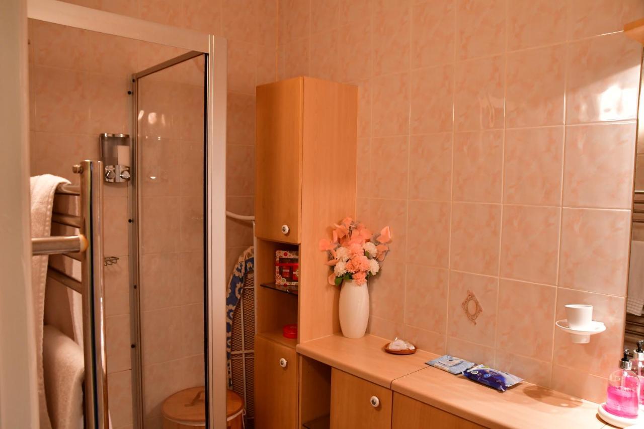 Entire Niche Apartment Hildenborough Exterior photo